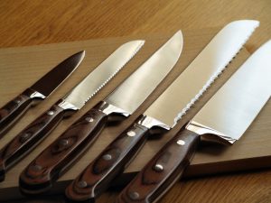 Jak prawidłowo naostrzyć noże kuchenne?